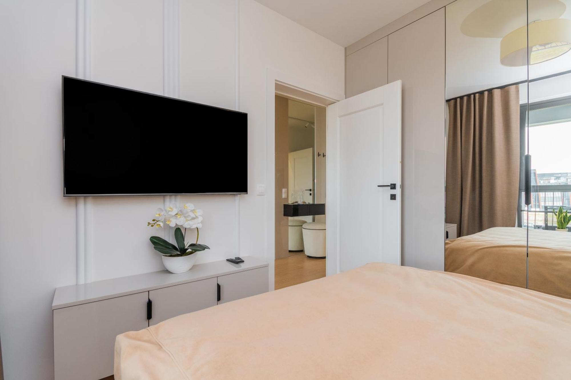 Grand Apartments - Doki Living & Foodhall Гданск Екстериор снимка