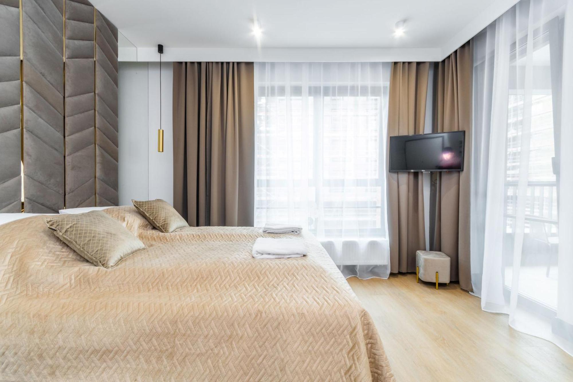 Grand Apartments - Doki Living & Foodhall Гданск Екстериор снимка